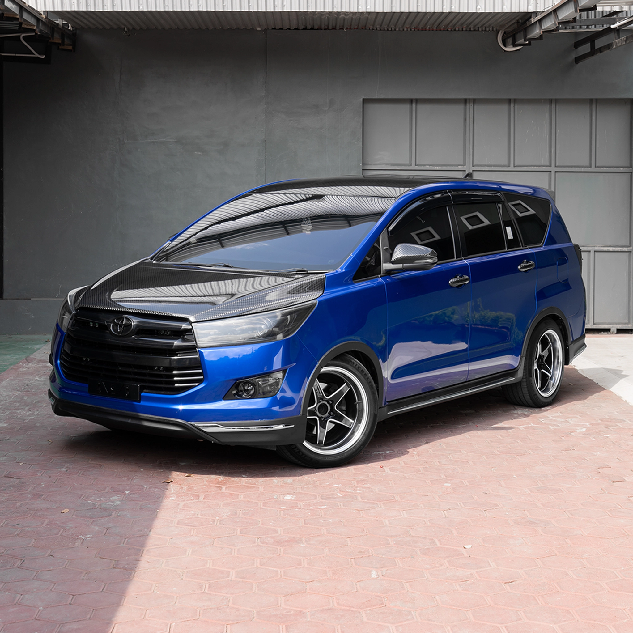 MOCKUP INNOVA 2GD HOOD OEM SPREAD TOW PHOTO kap mesin carbon